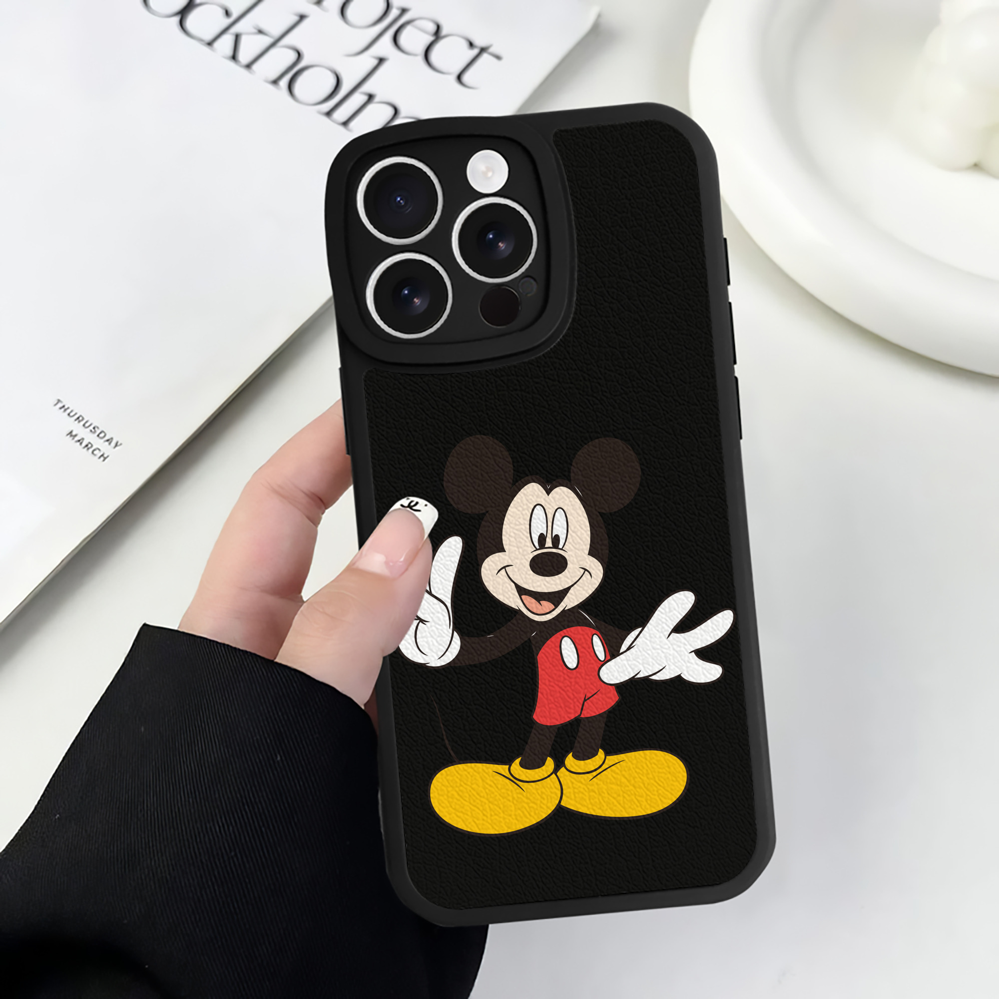 （画像用） ミッキーマウス Mickey Mouse 【iPhone 16シリーズ対応】シリコンスマホケース（レザー調） 材質：シリコン